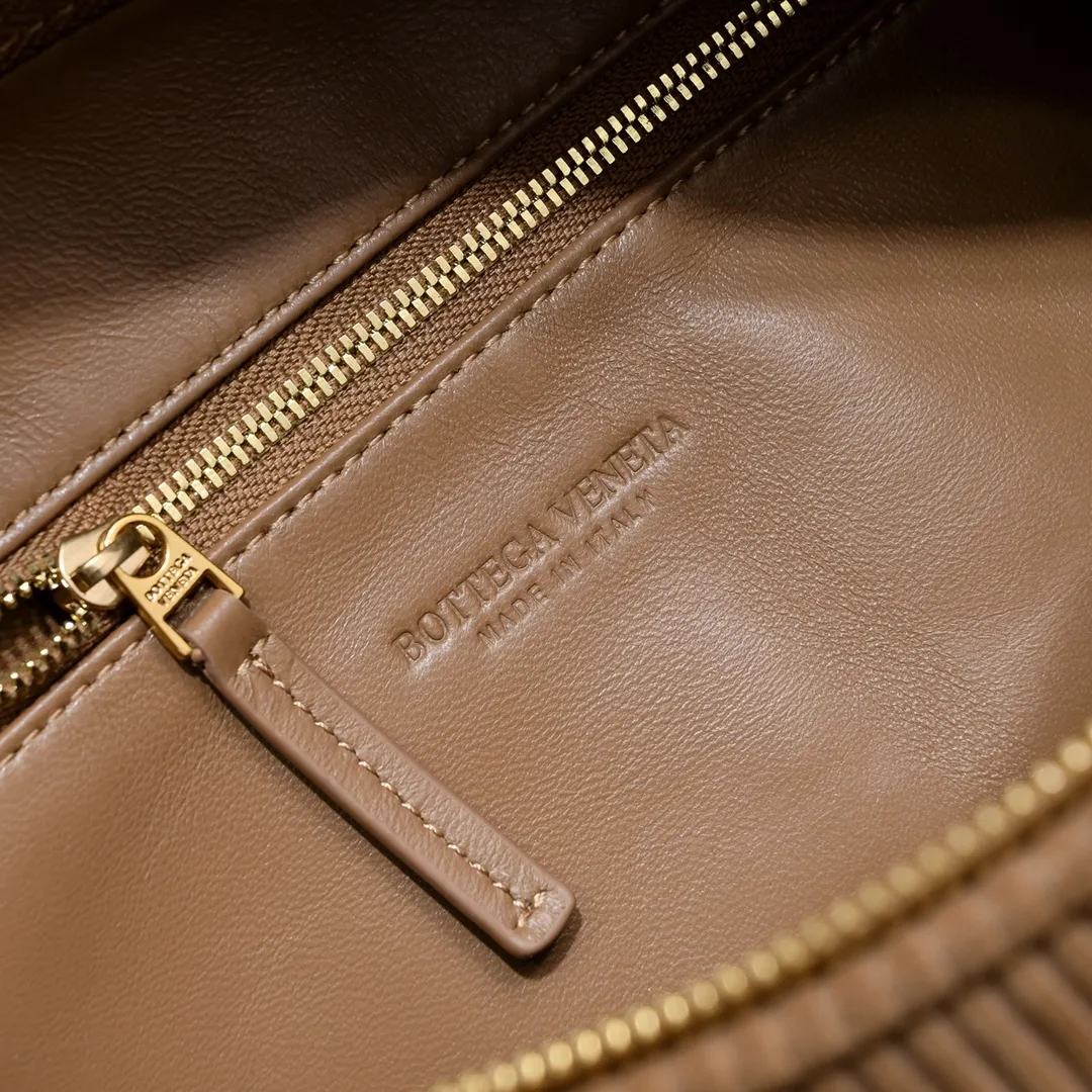 The batch 1960 large Jodie tote handbag is made of suede with an embossed effect similar to corduroy. It is made with Intreccio weaving process. It has a cool and retro style. It is full of energy, free and easy, and its distinctive personality brings multi-layered charm to the daily wardrobe~ 🔝The soft and flowing fabric conveys a soft touch# A relaxed and comfortable feeling is reinterpreted in the silhouette. The interior is made of sheepskin. Dimensions: Width 40 Height 48 Thick 16 [6698#]
